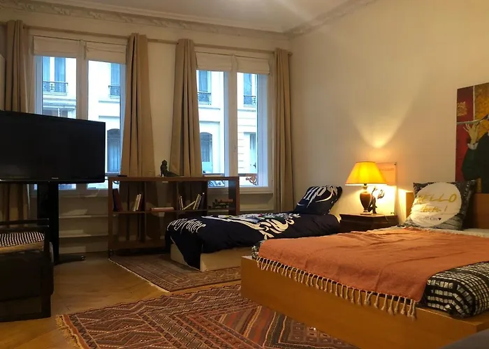 아파트 Cosy 2 50m2 Parisian Classic Flat - Passy, 16th Arrondissement, Near Eiffel Tower
