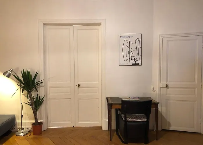 아파트 Cosy 2 50m2 Parisian Classic Flat - Passy, 16th Arrondissement, Near Eiffel Tower